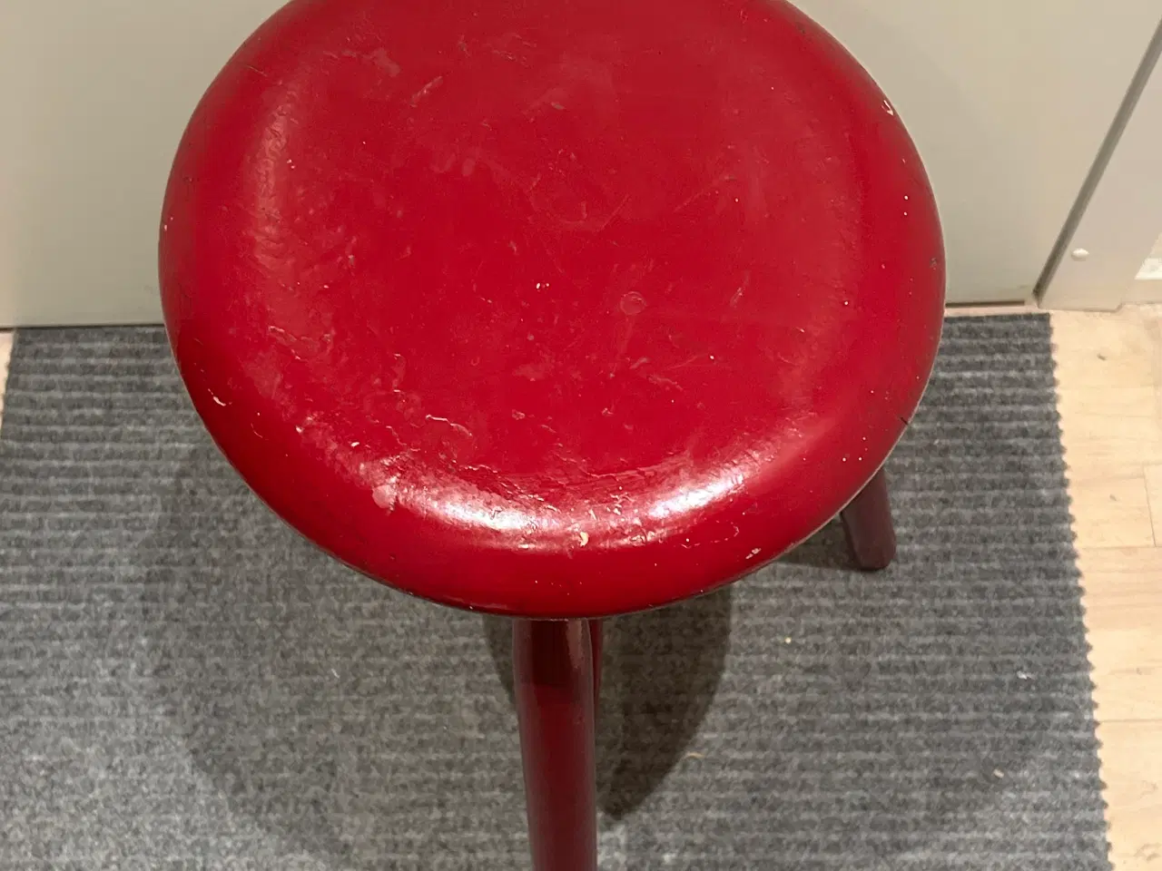 Billede 6 - Vintage rød barstol skammel i træ – 69 cm