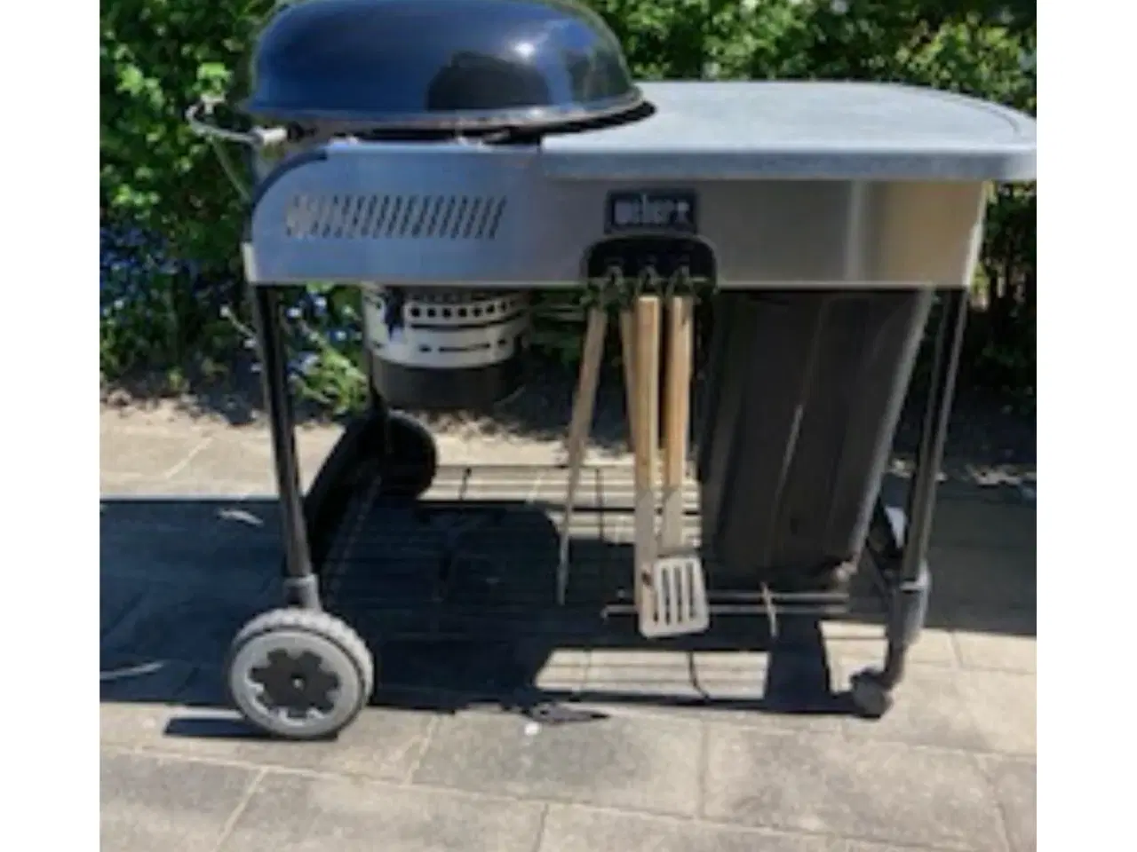 Billede 1 - Weber kuglegrill med tilbedningsbord