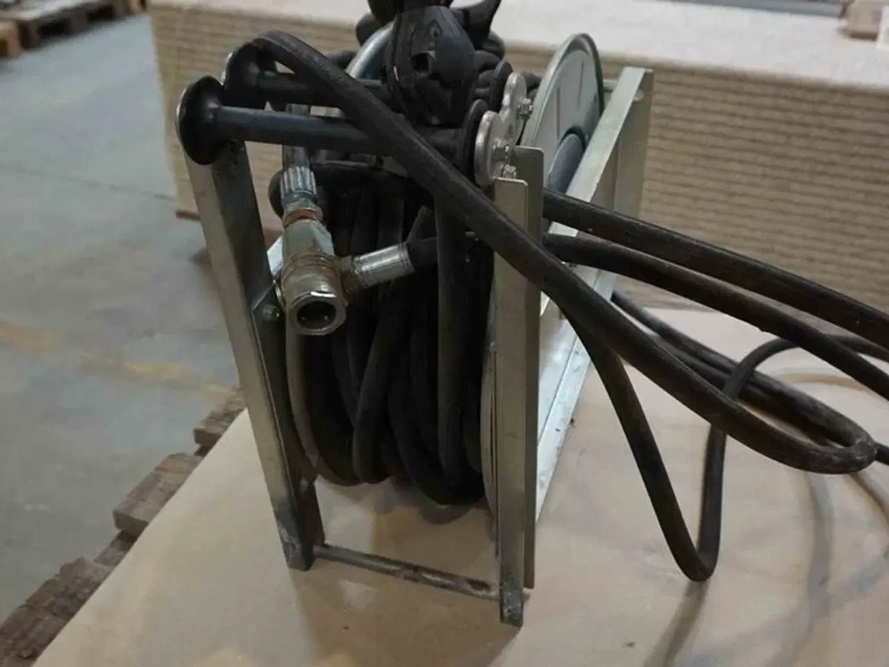 Billede 3 - 20M. Slange med væghængt opruller til damp/højtryksrenser (MOMSFRI)