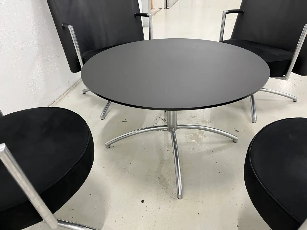 Billede 9 - Erik Jørgensen EJ70stole og EJ90 bord.