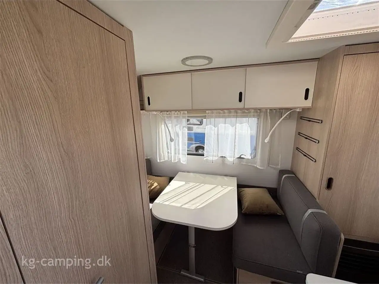 Billede 5 - 2023 - Adria Aviva 400 PS   Super rejsevogn med dobbeltseng.