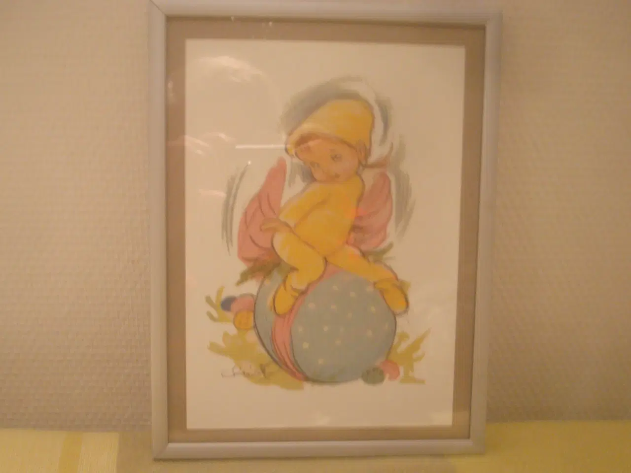 Billede 1 - CHRISTEL PÅSKEBARN SIDDENDE PÅ PÅSKEÆG. Flot stand