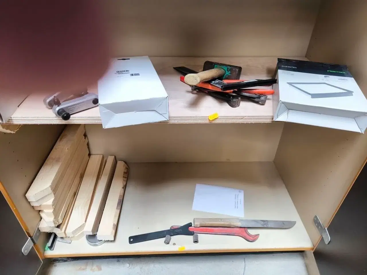 Billede 4 - Indhold i skab