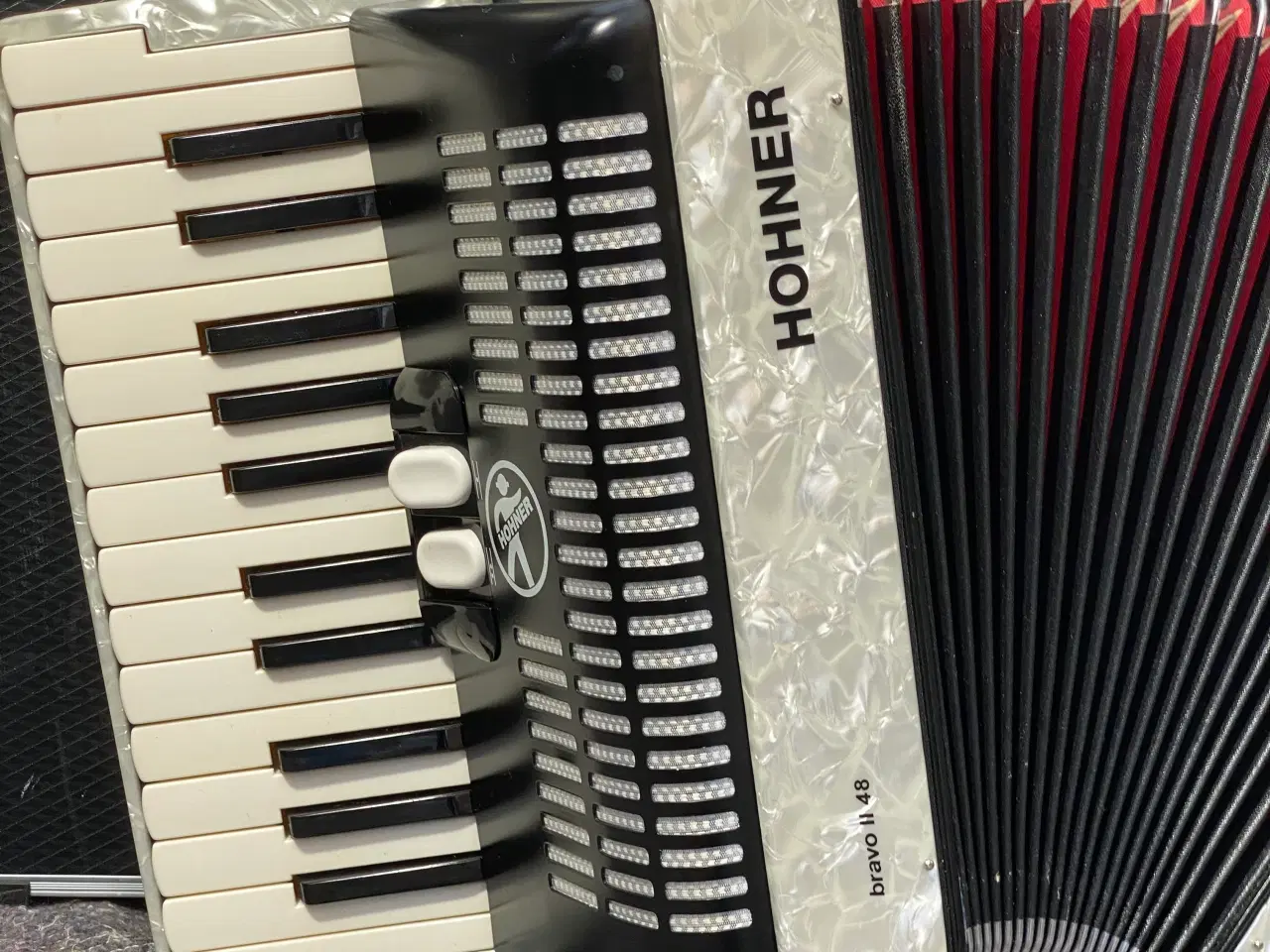 Billede 4 - Hohner Bravo II 48 Facelift – Næsten Ny Harmonika