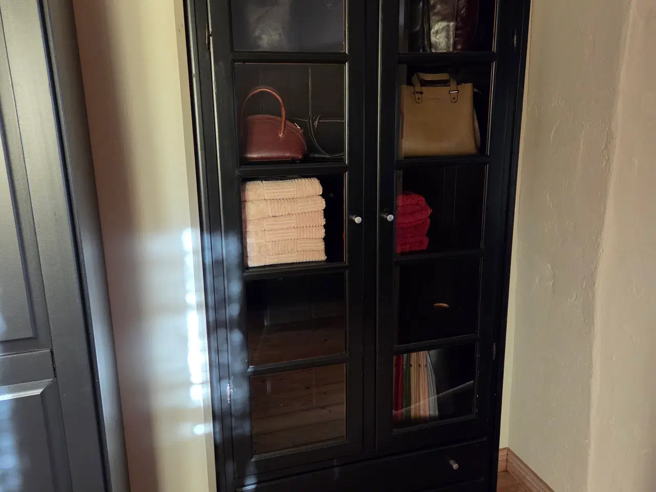 Billede 1 - Sort vitrineskab
