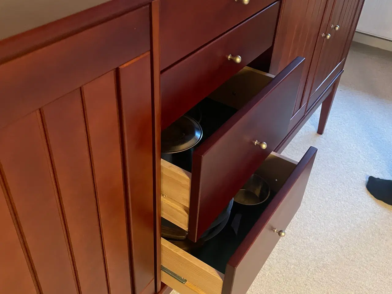 Billede 5 - Skænk i mørkt træ