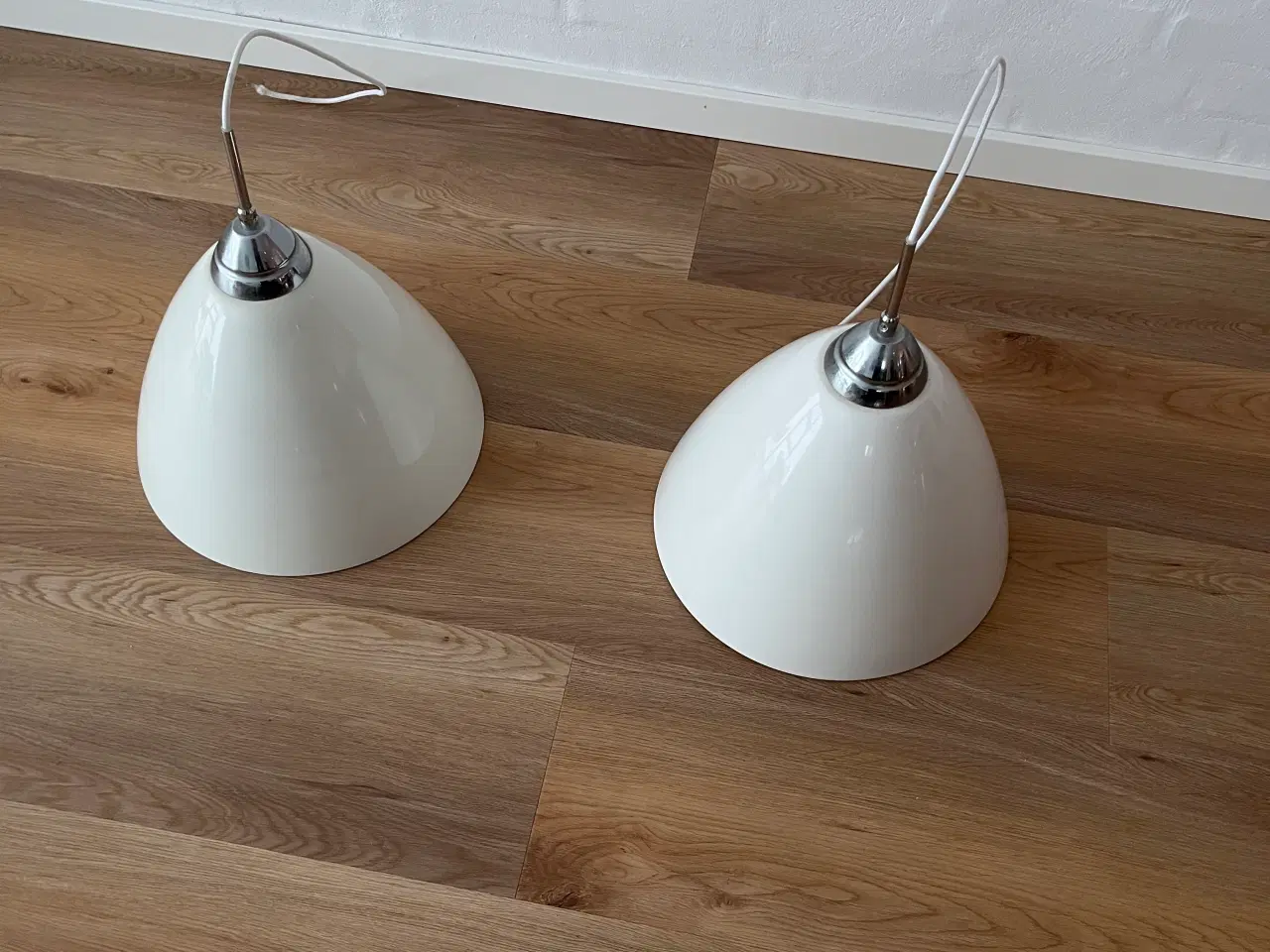 Billede 1 - 2 store hvide lamper til spisebord