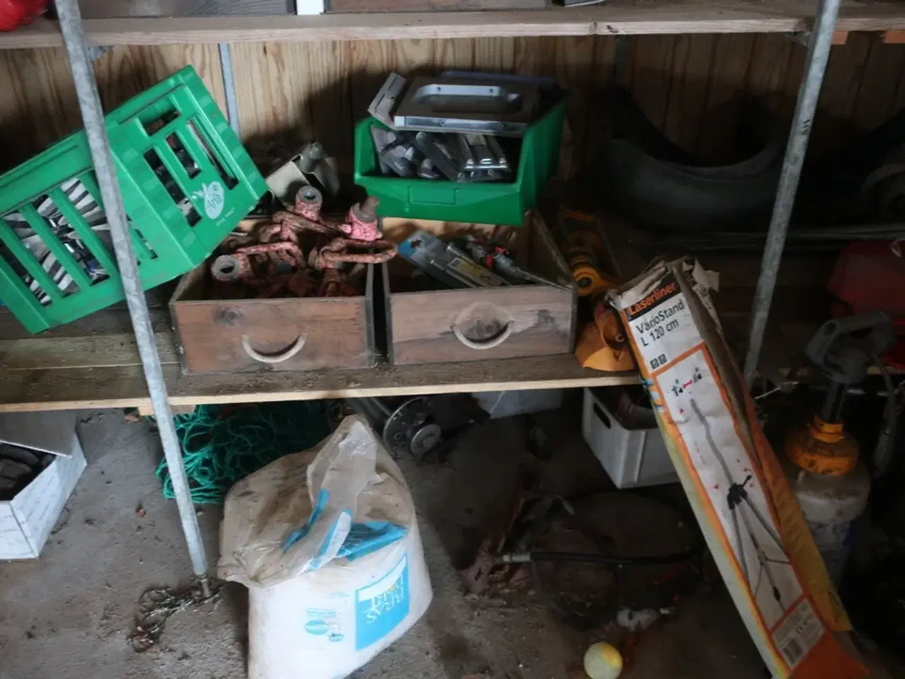 Billede 9 - Reol med div. Reservedele og varelager samt rullevogn med indhold m.m.