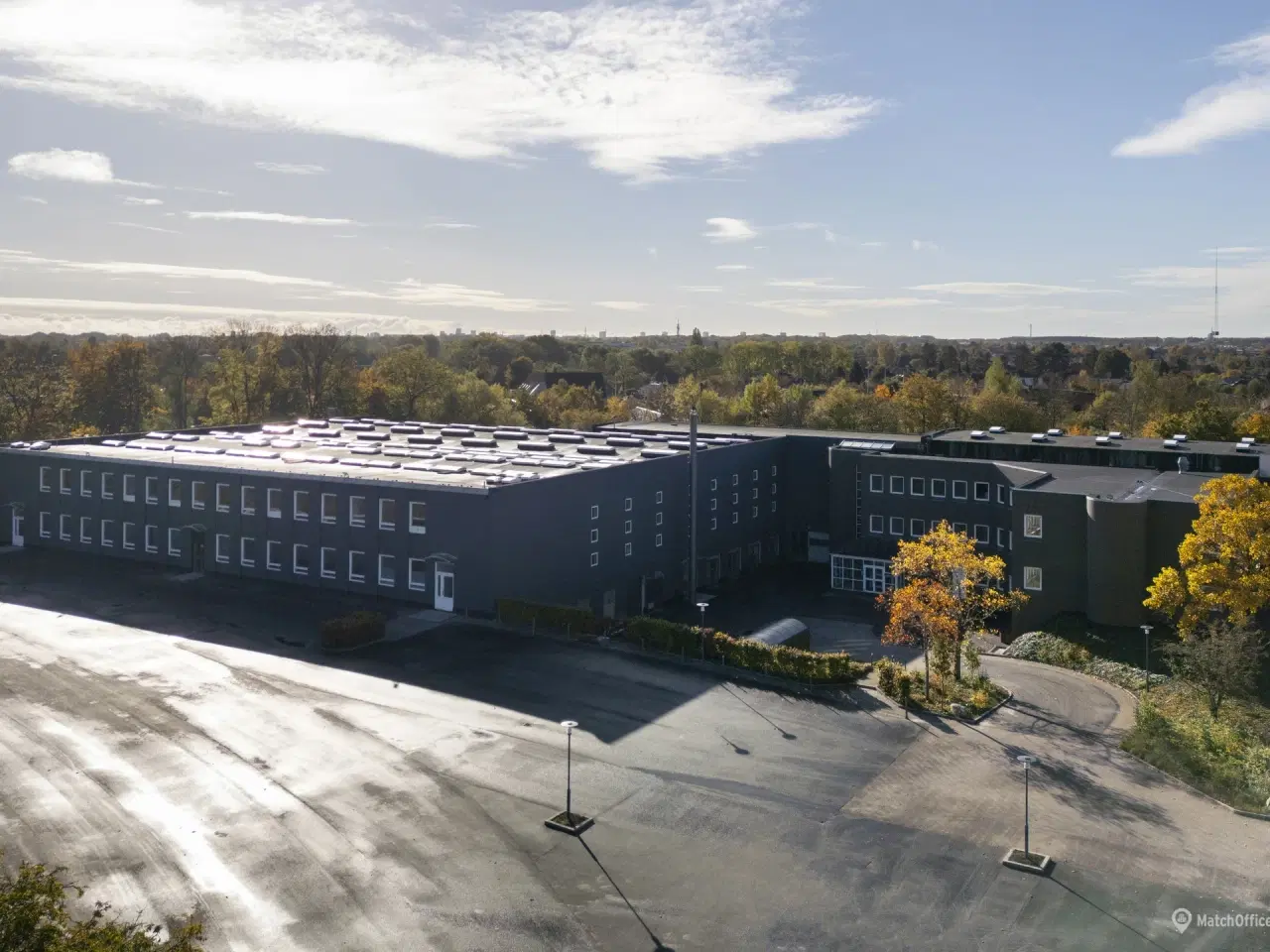 Billede 1 - Stor kontor og lagerejendom med ledige lejemål i varierende størrelser som gør det muligt at finde et lejemål efter behov