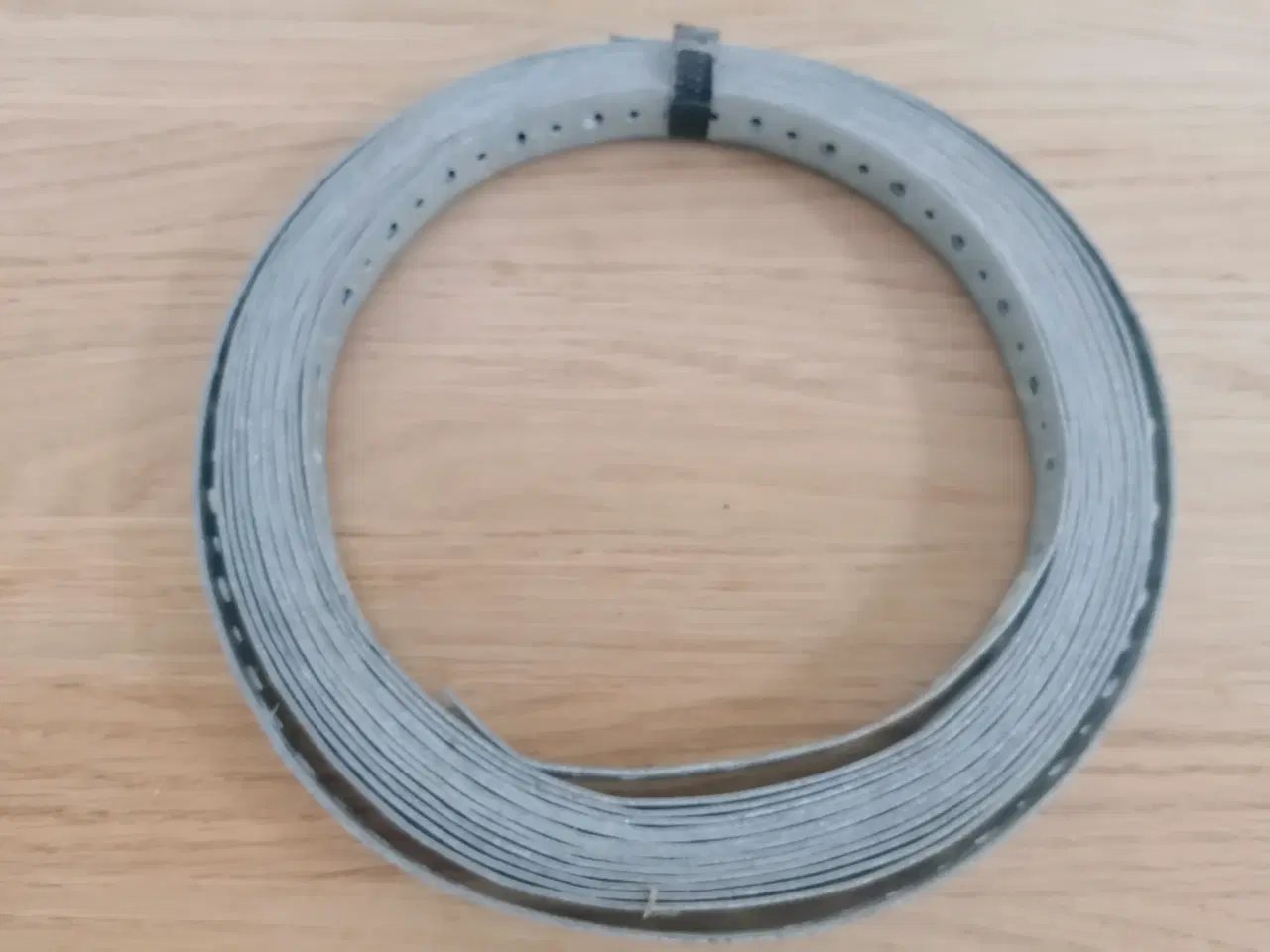 Billede 1 - Hulbånd 20X1,5MM X 10 meter