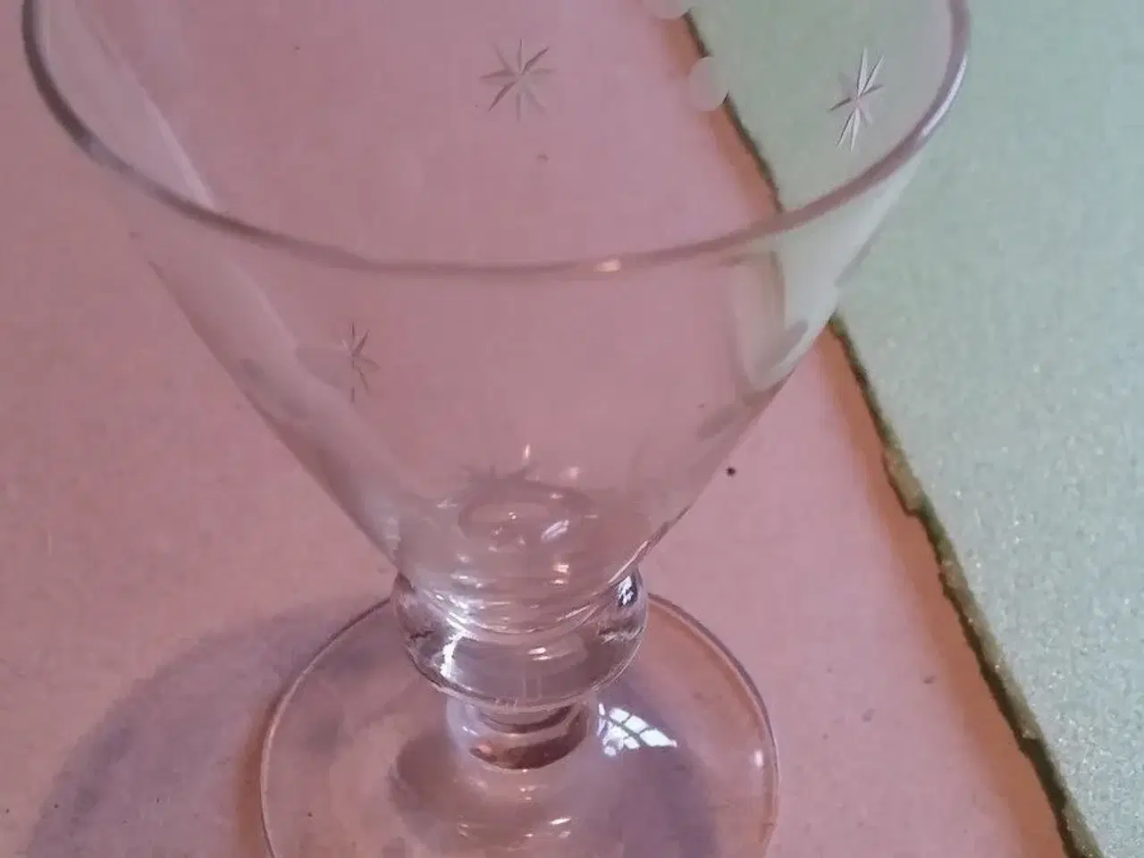 Billede 1 - lille glas med stjerner og cirkler