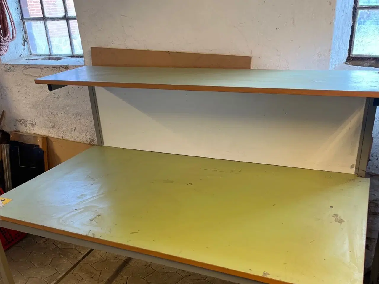 Billede 1 - Arbejdsbord med hylde