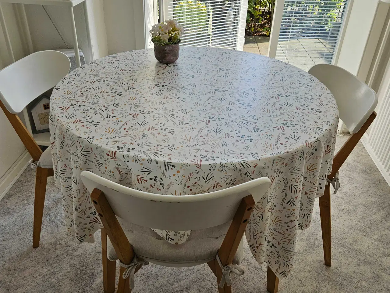 Billede 2 - Køkkenbord med tre stole. 