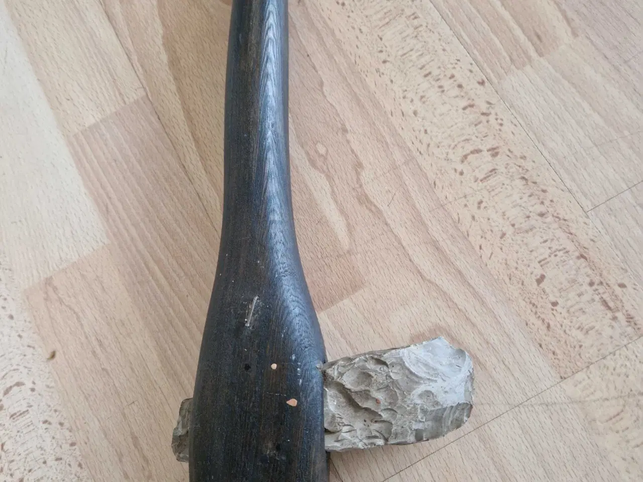 Billede 5 - Stenøkse, flint, på nyere sort træskaft