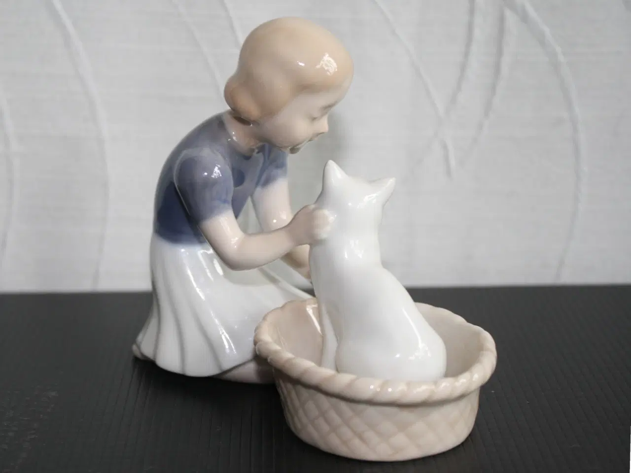 Billede 4 - Pige med kat, Figur fra Bing & Grøndahl