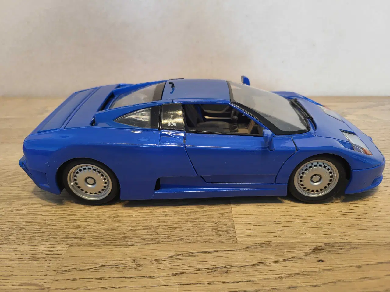 Billede 1 - Modelbil: BUGATTI EB 110 1992.  Skala 1/18.