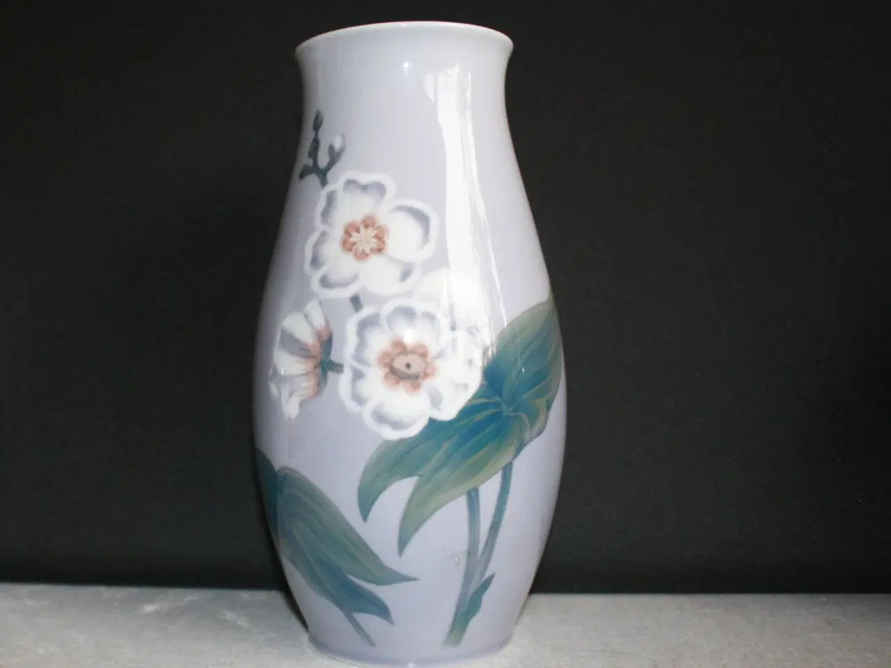 Billede 1 - Vase med hvide blomster, Bing og Grøndahl
