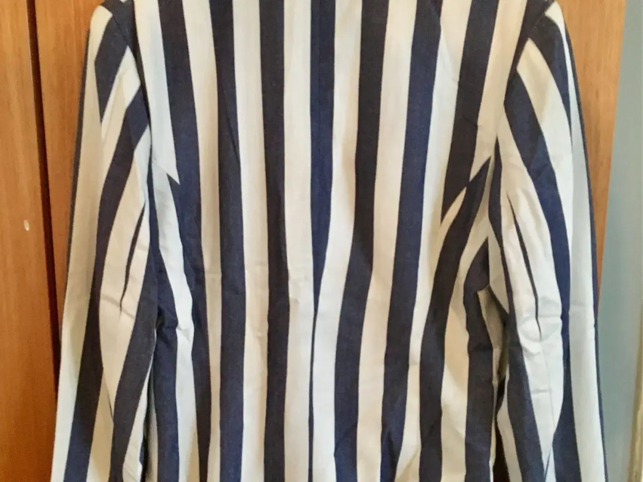 Billede 2 - Lækker stribet jakke til salg
