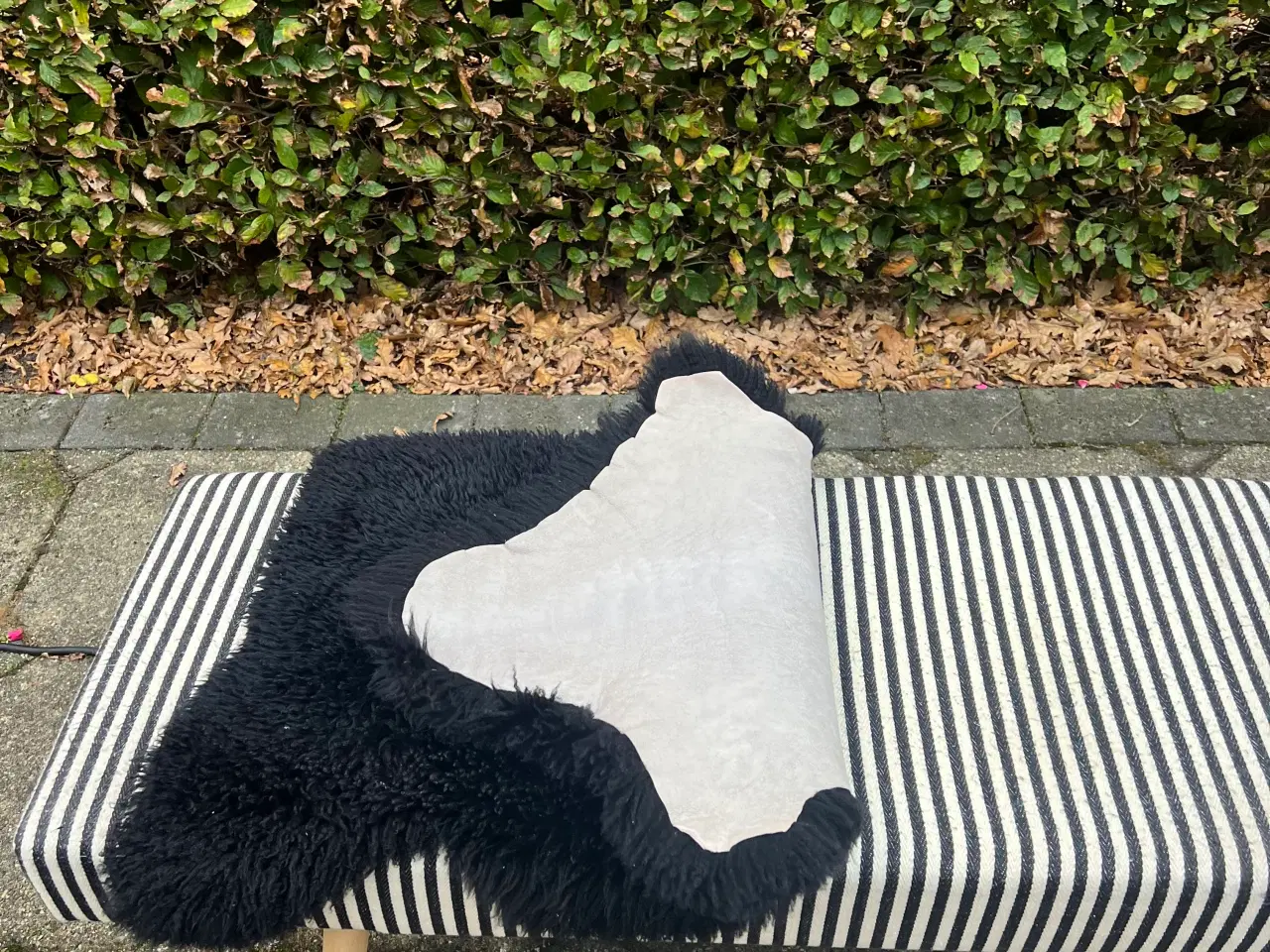 Billede 2 - Bænk med lammeskind