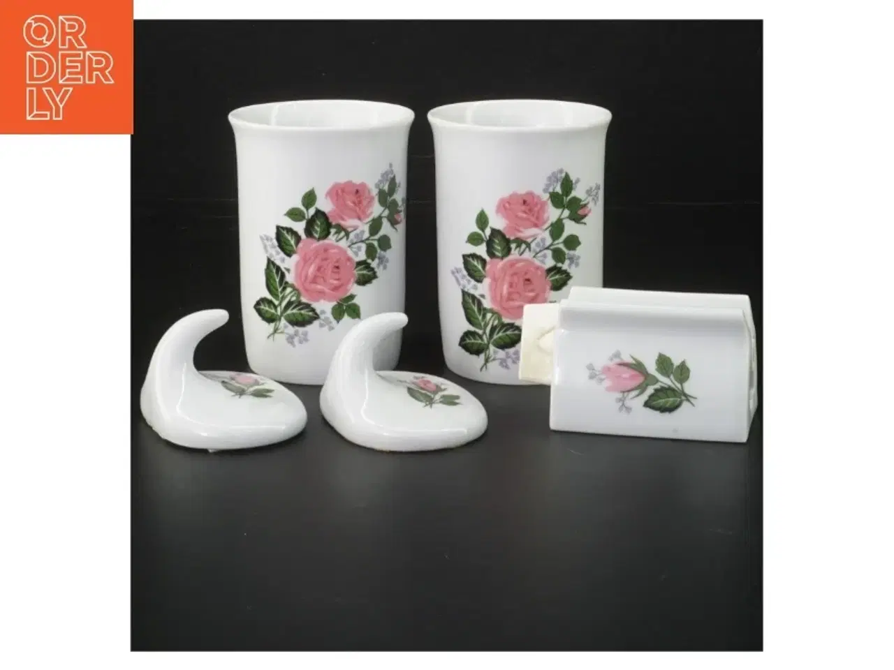 Billede 1 - Porcelænsbadeværelsessæt med rosendesign fra Jlona (str. Kop, 10 cm)