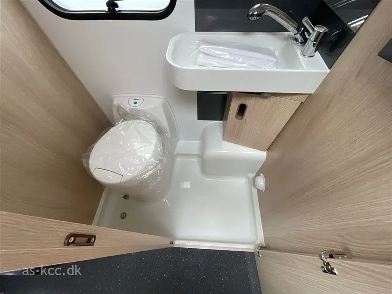 Billede 15 - 2025 - Adria Aviva 492 LU Adria Aviva 492 LU årg. 2025 med siddegruppe og 2 enkeltsenge med udtræk 5 sovepladser og 4 siddepladser