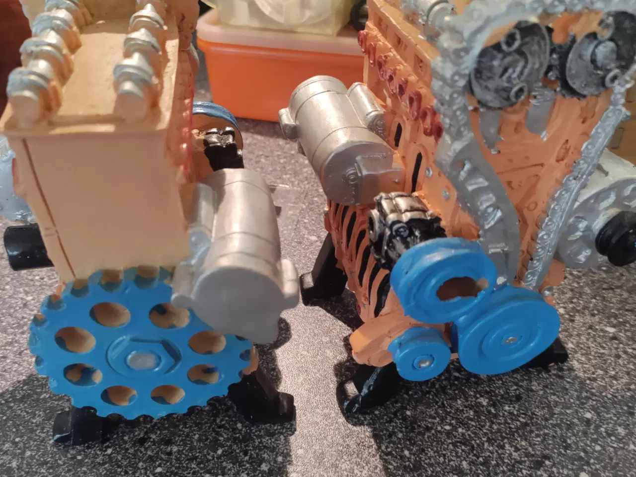 Billede 1 - Model af bilmotor, meget synlige dele.