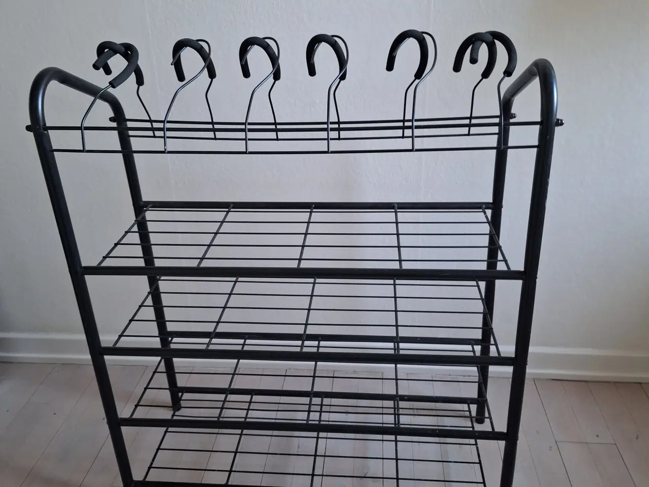 Billede 1 - Skostativ, næsten ny.  Bredde 67 cm. Højde 80 cm.