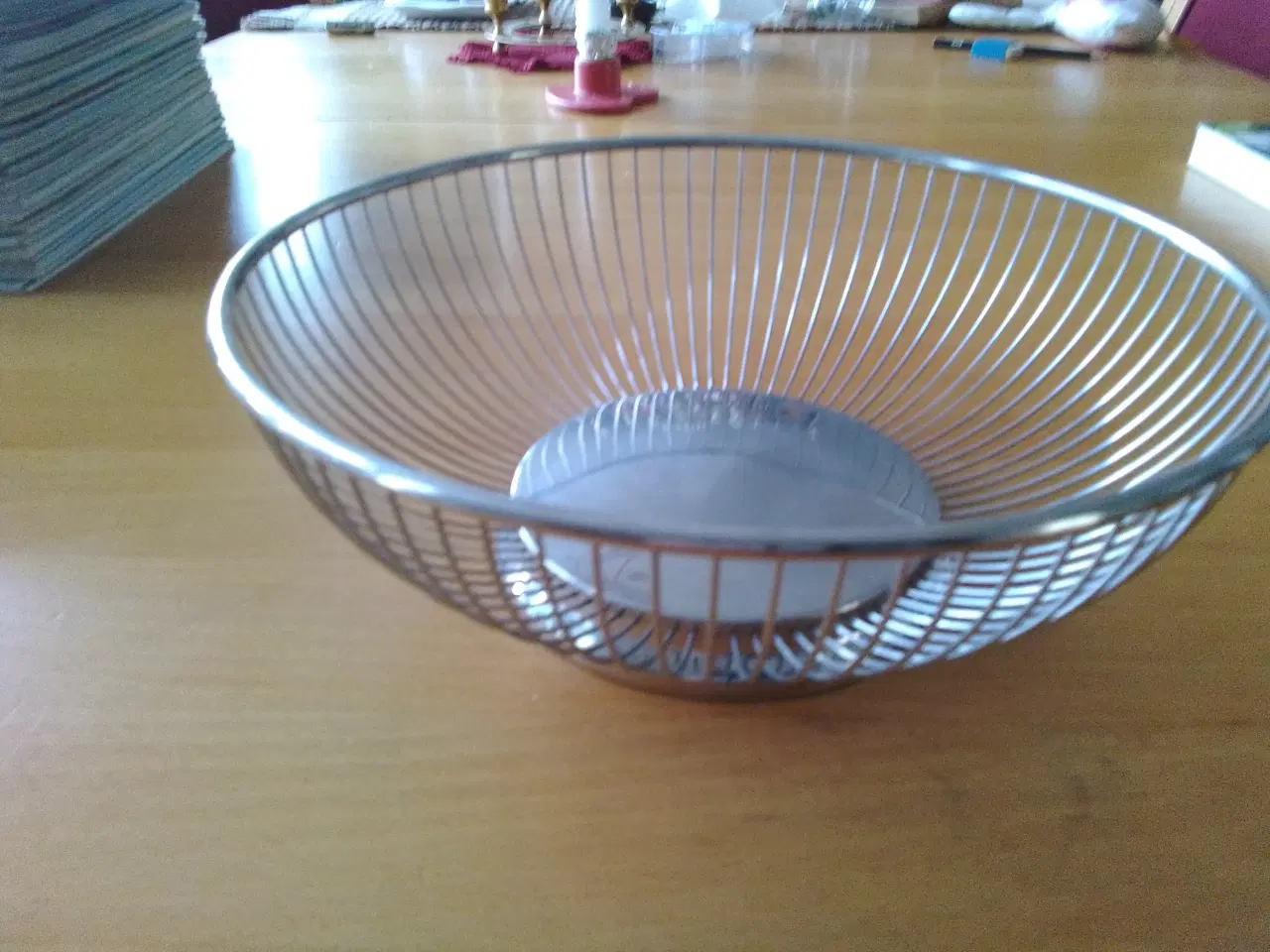 Billede 1 - Italiensk stål brødkurv på fod 