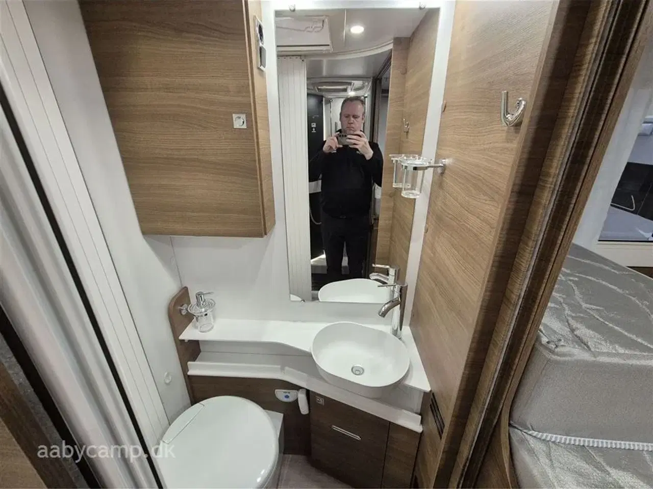 Billede 18 - 2024 - Benimar Amphitryon 967 Northautokapp   Nk.Pakke. Automatgear. solceller. 200Ah Lithium. 2000W inverter. luftundervogn på bagaksel. Hydrauliske støtteben. Alarm. Gasbageovn. Elektrisk tømning af frisk/spildevand. 3m vandfilter. tv samt internet antenne. Kan vejes op til 4400 kg.