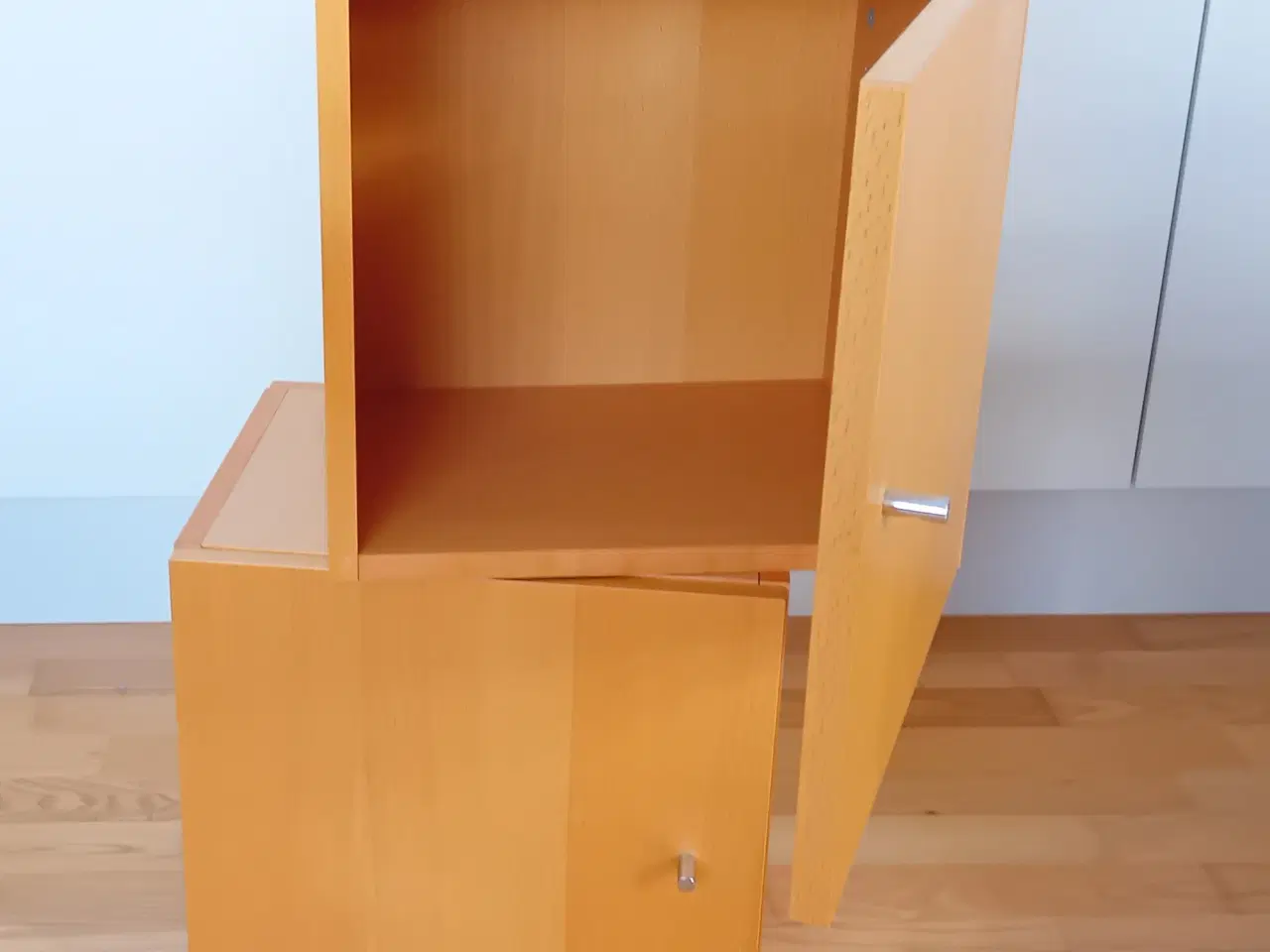 Billede 1 - Vægskabe