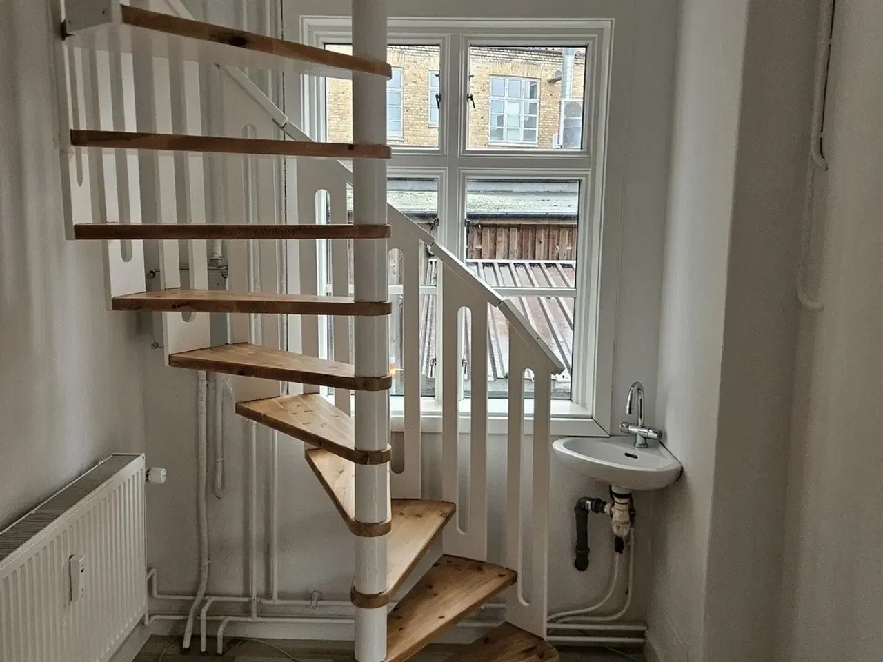 Billede 8 - Nyrenoveret og centralt beliggende lokale til butik/kontor/showroom/evt. take-away mv.