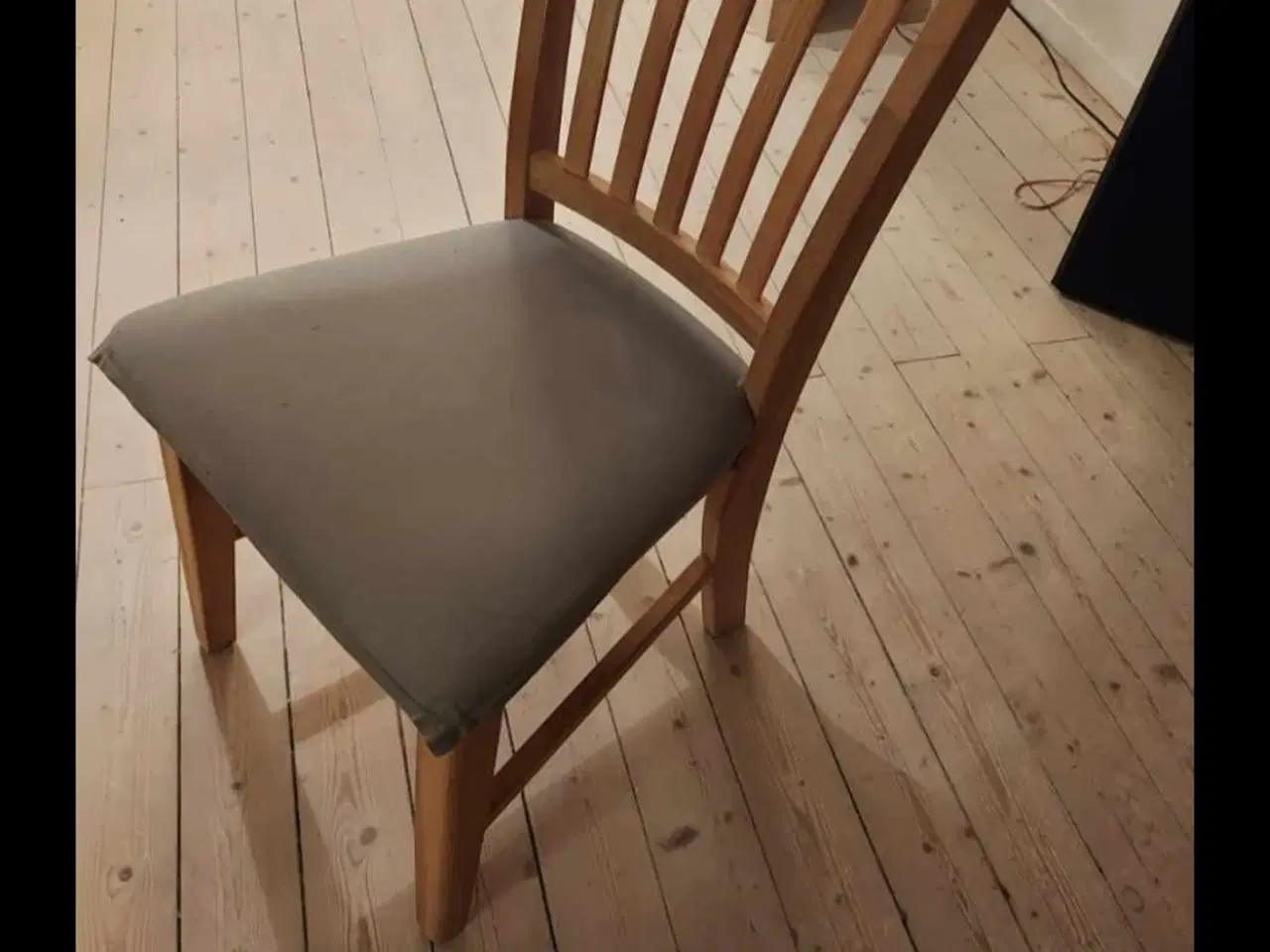 Billede 3 - Spisebord og 8 stole sælges 