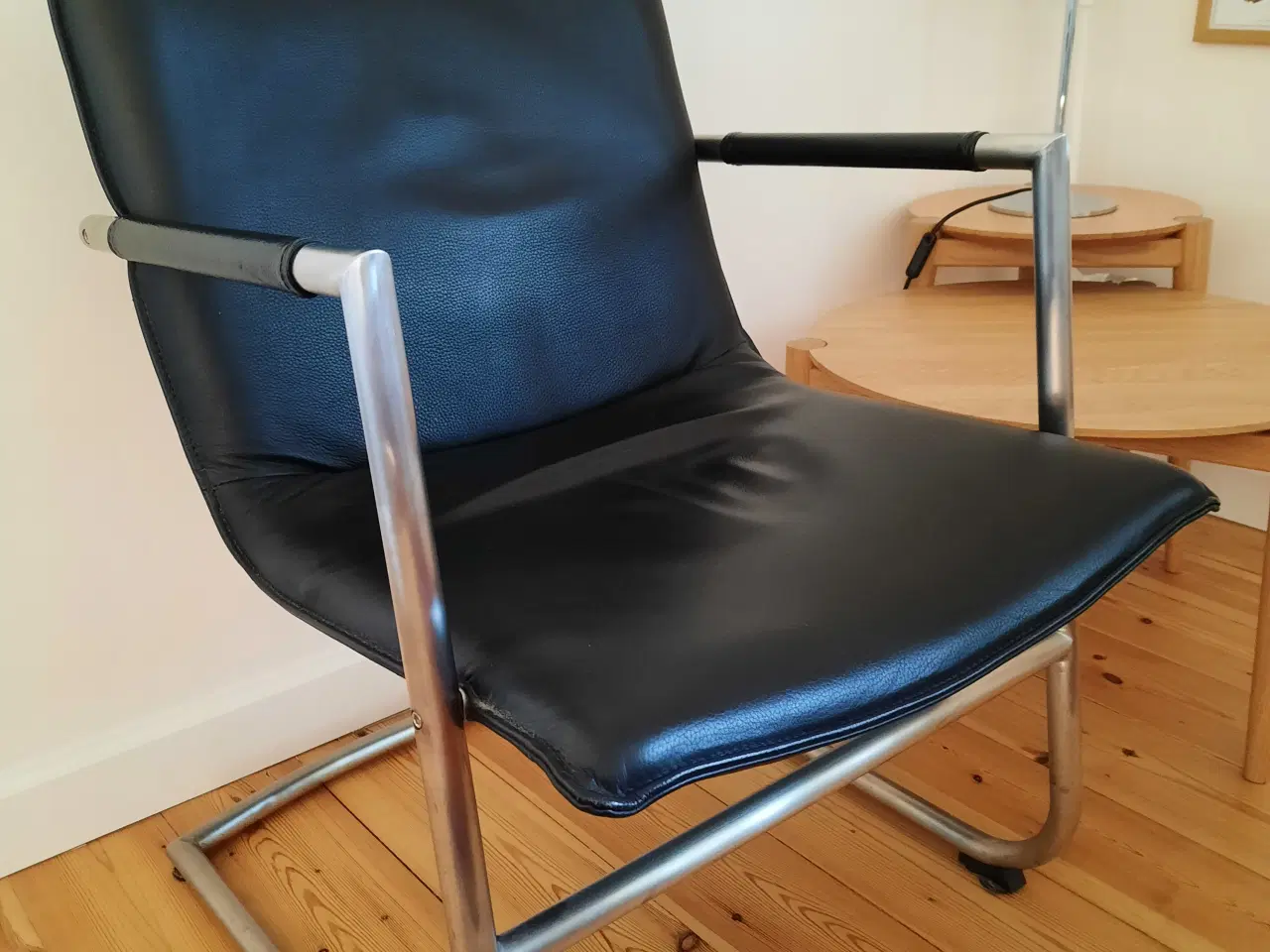 Billede 1 - Lænestol i sort læder og mat stål