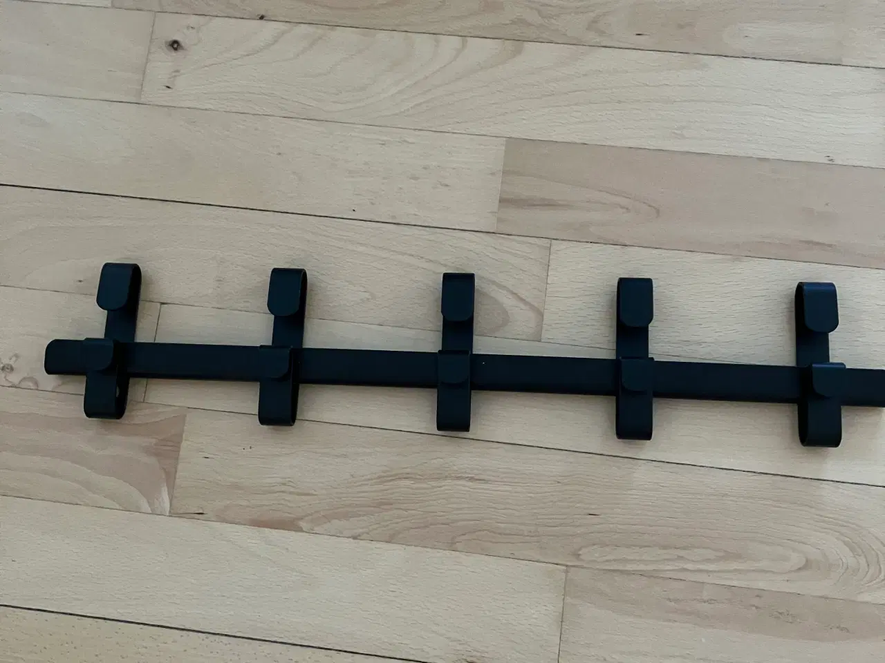 Billede 1 - Knagerække i sort metal. 