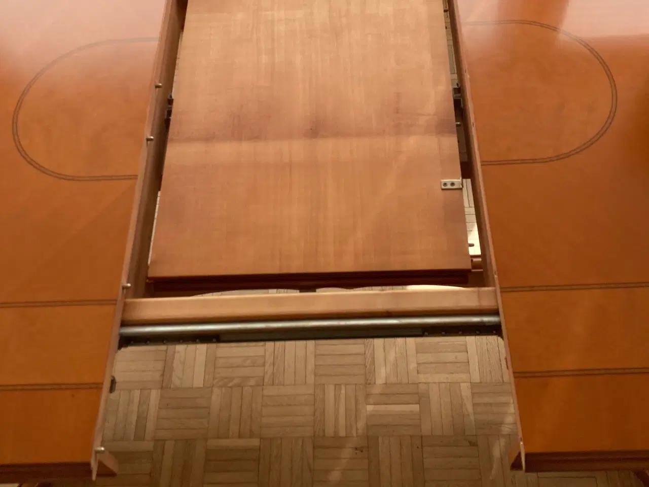 Billede 3 - flot spisebord i italiensk nøddetræ med 6 stole