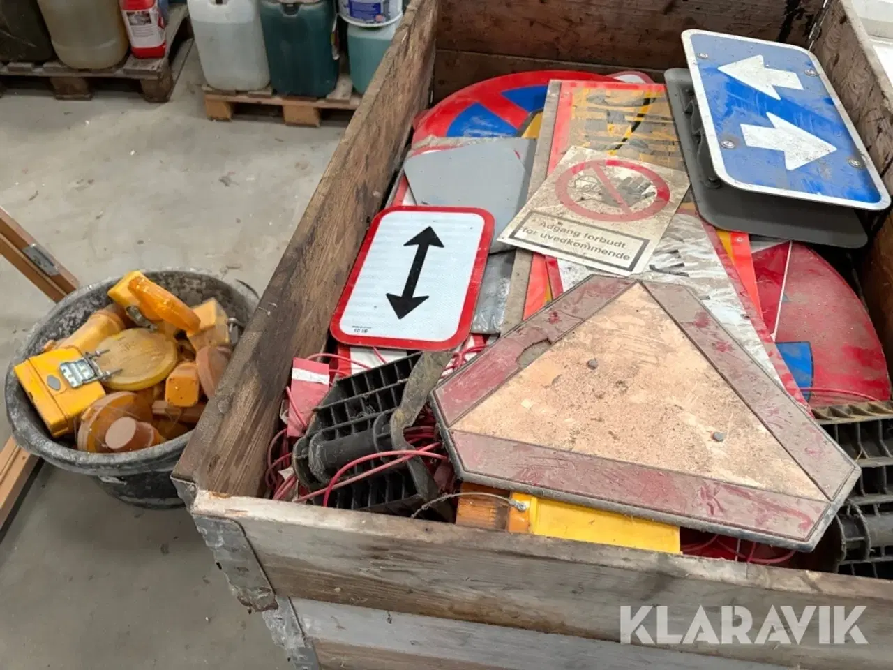 Billede 1 - Skilte, stolper og lamper