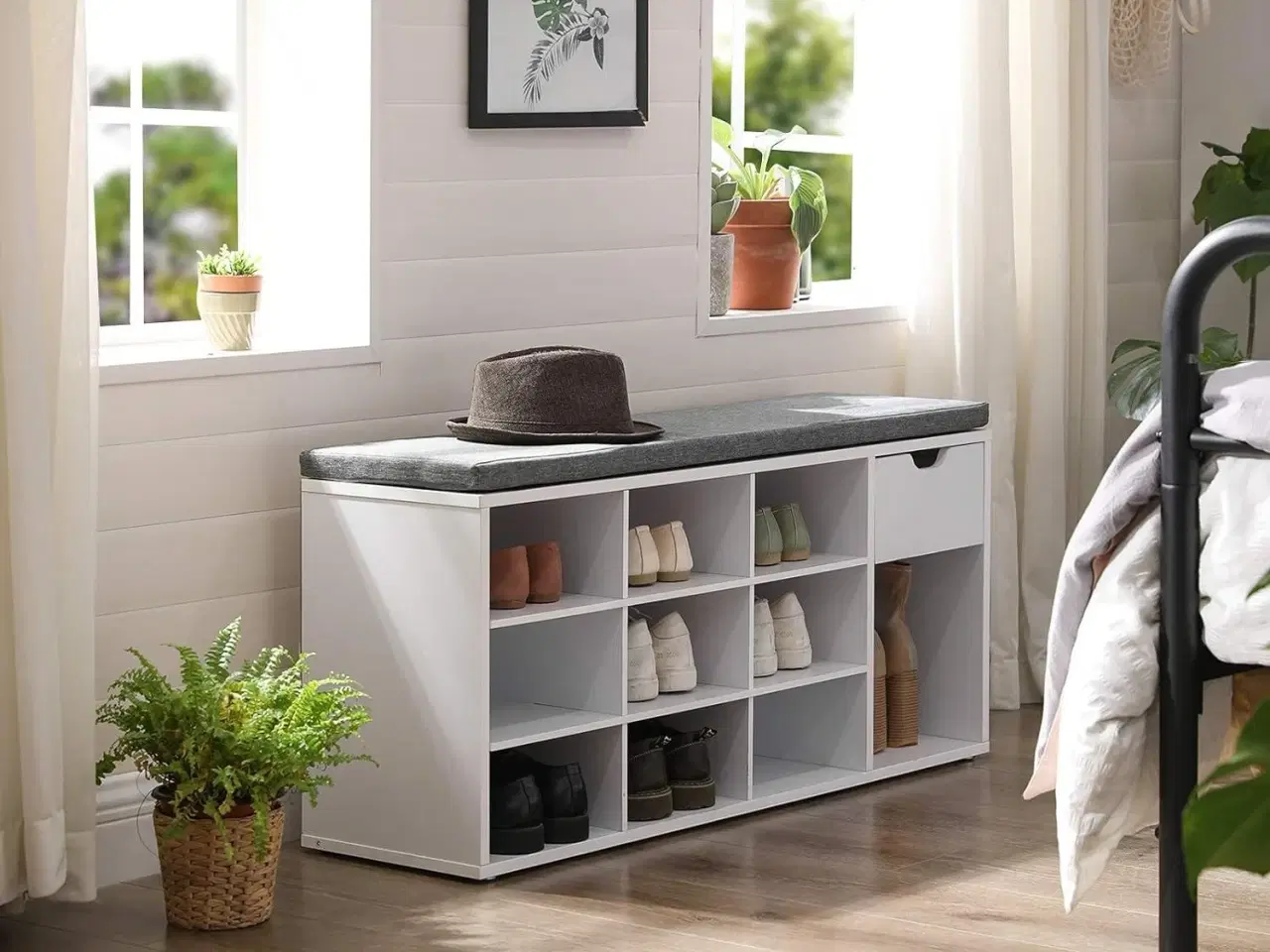 Billede 3 - Skobænk med opbevaring hvid/grå, polstret sæde, 2 åbne rum + 1 lukket (LHS021W01)