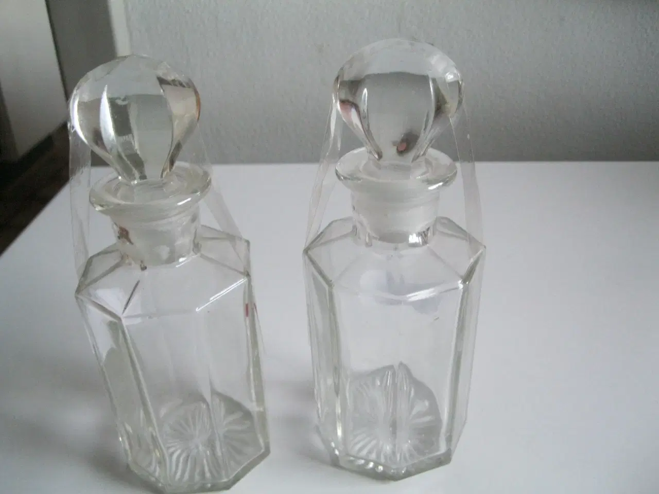 Billede 1 - 2 fine gamle glasflakoner olie/eddike