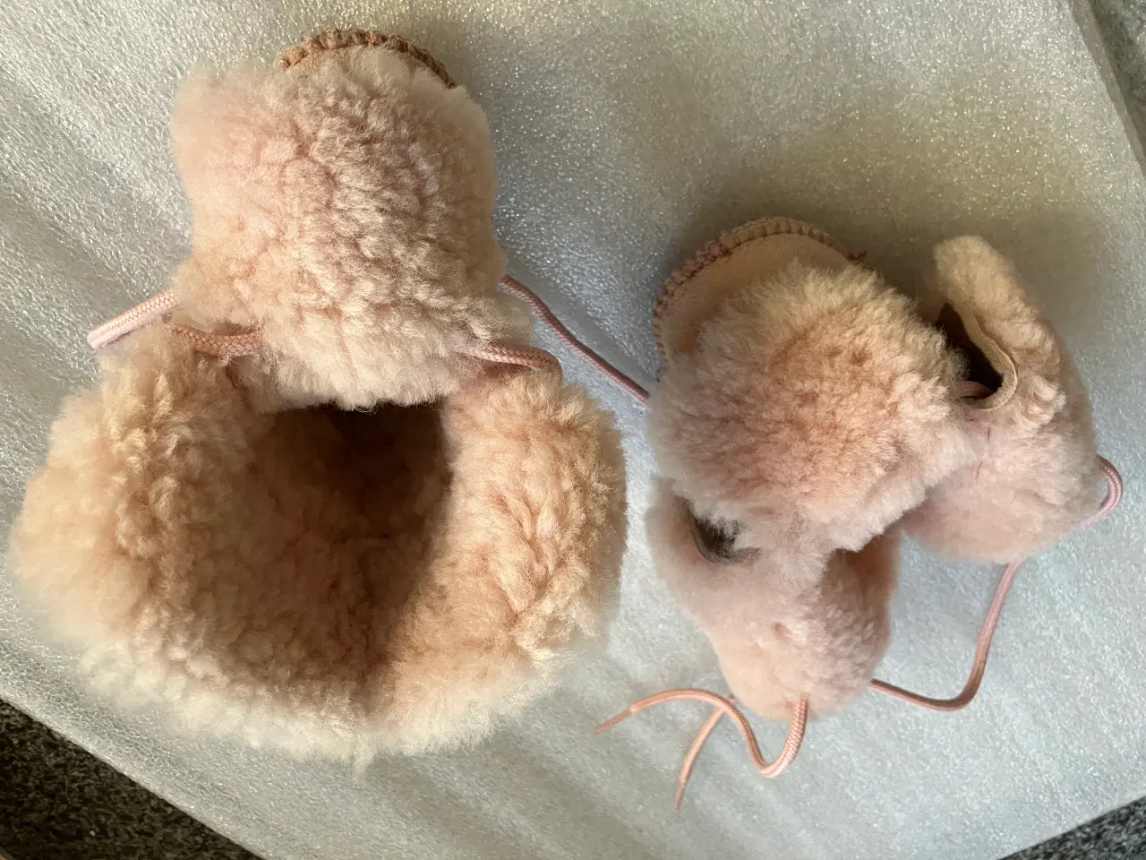 Billede 2 - Babyfutter i ægte lammeskind, blød og varm!