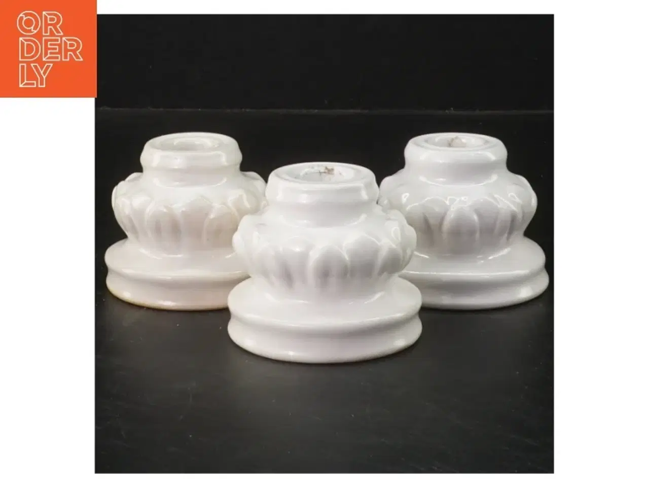 Billede 1 - Hvide porcelænslysstager fra L. Hiorth. (str. 3 stk 5,5 cm h, 7 cm Ø )