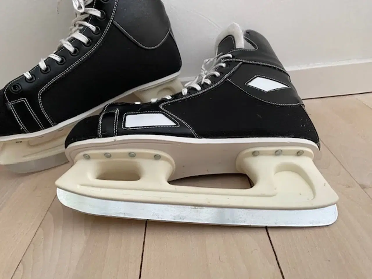 Billede 2 - Skøjter størelse 45