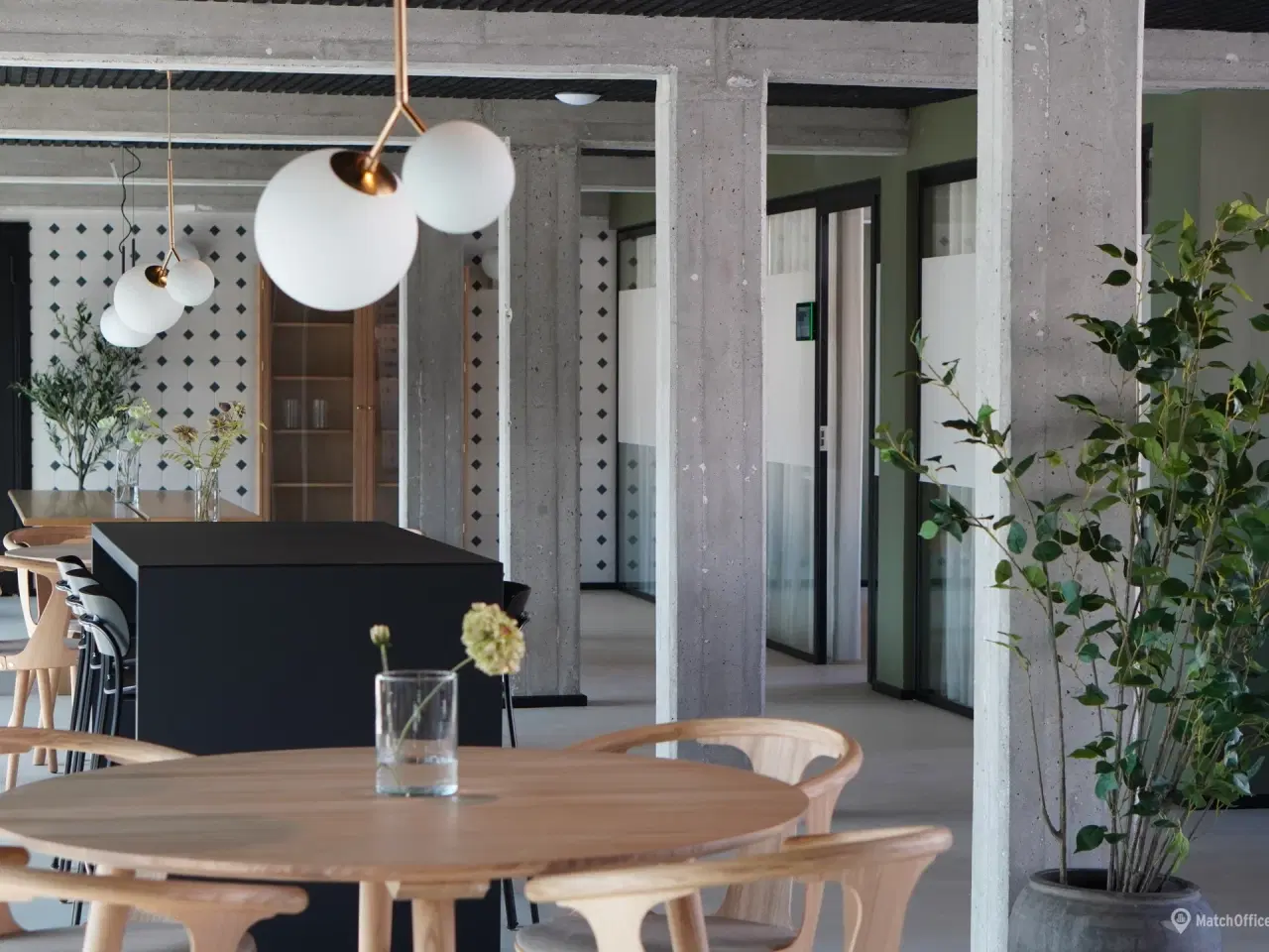 Billede 14 - Et lejemål med åbne rum der oser af skråsikker attitude og selvsikkerhed