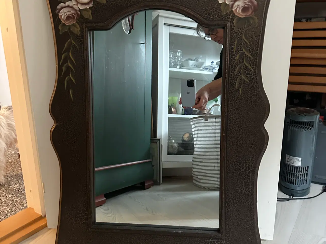 Billede 2 - Spejl med dekoreret træramme