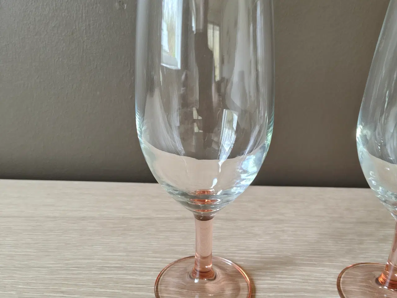 Billede 3 - Flotte Luminarc ølglas med lyserød fod