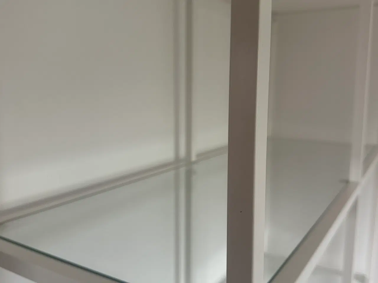Billede 3 - Glas reol næsten ny