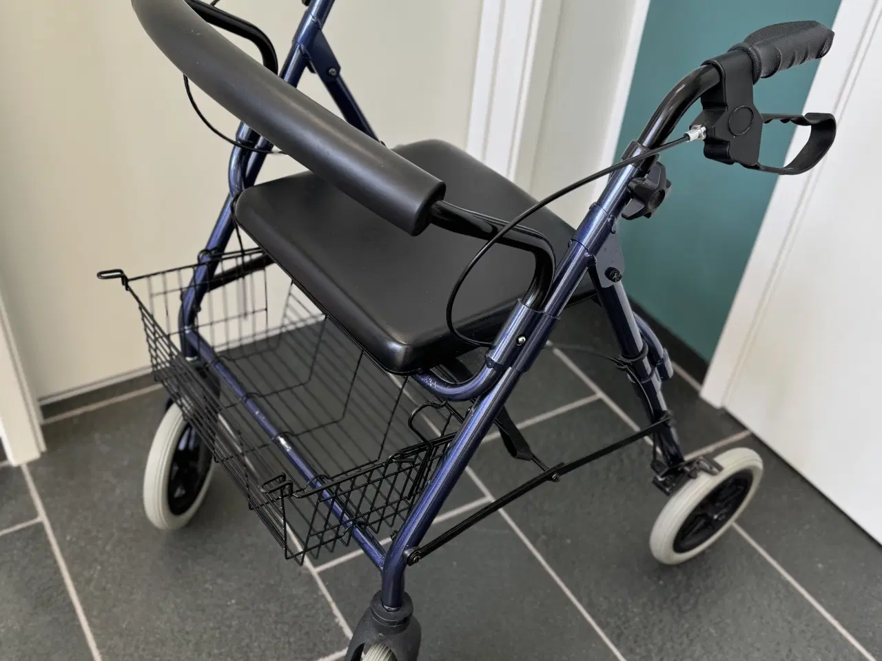 Billede 1 - Aluminium rollator med sæde, kurv og ryglæn.