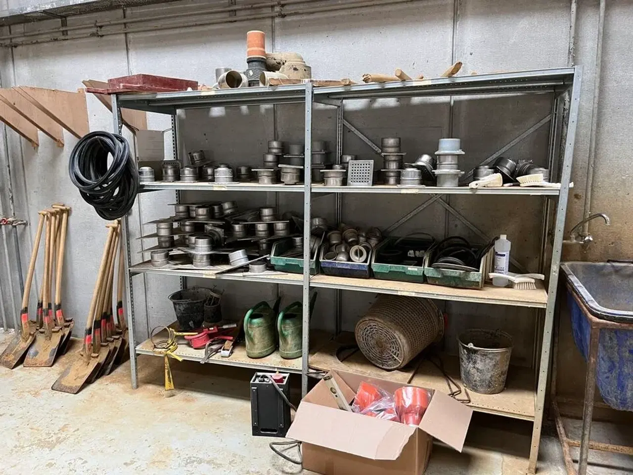 Billede 2 - Reol indhold: Afløb, værktøj mv.
