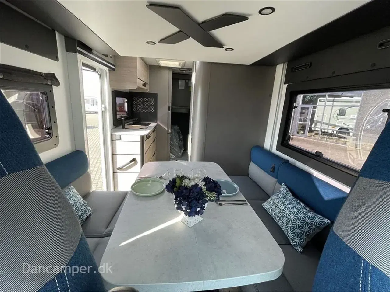 Billede 12 - 2024 - Chausson X650 Exclusive line   MESSEPRIS kr. 999.900,- SPAR kr. 50.000,- Camper med stor Lounge og siddegruppe, 9-trins automatgear, sænkeseng, stor garage, specialfælge, Connect- og X-tilbehørspakke ,