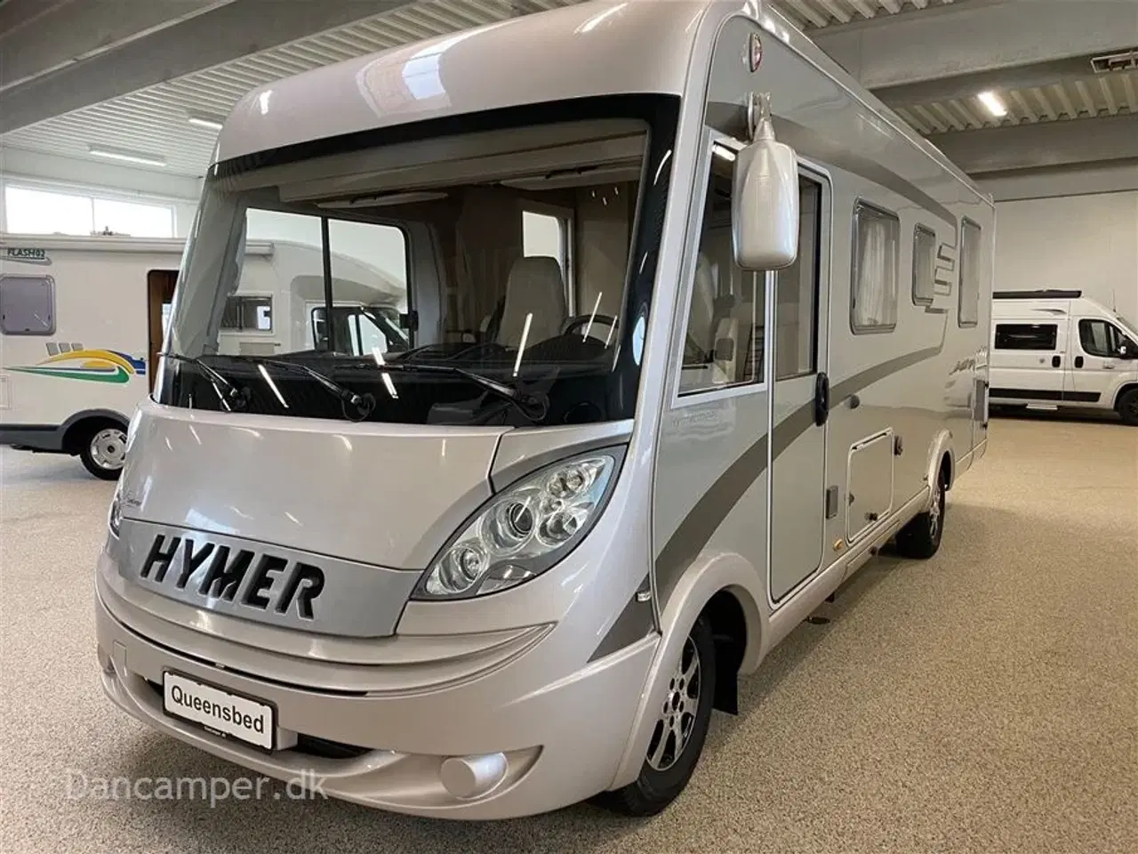 Billede 3 - 2013 - Hymer B 698   ANVISNINGSBIL! FLOT helintegreret Hymer med Queensbed - 4500kg - Solceller, Hydrauliske støtteben, Inverter