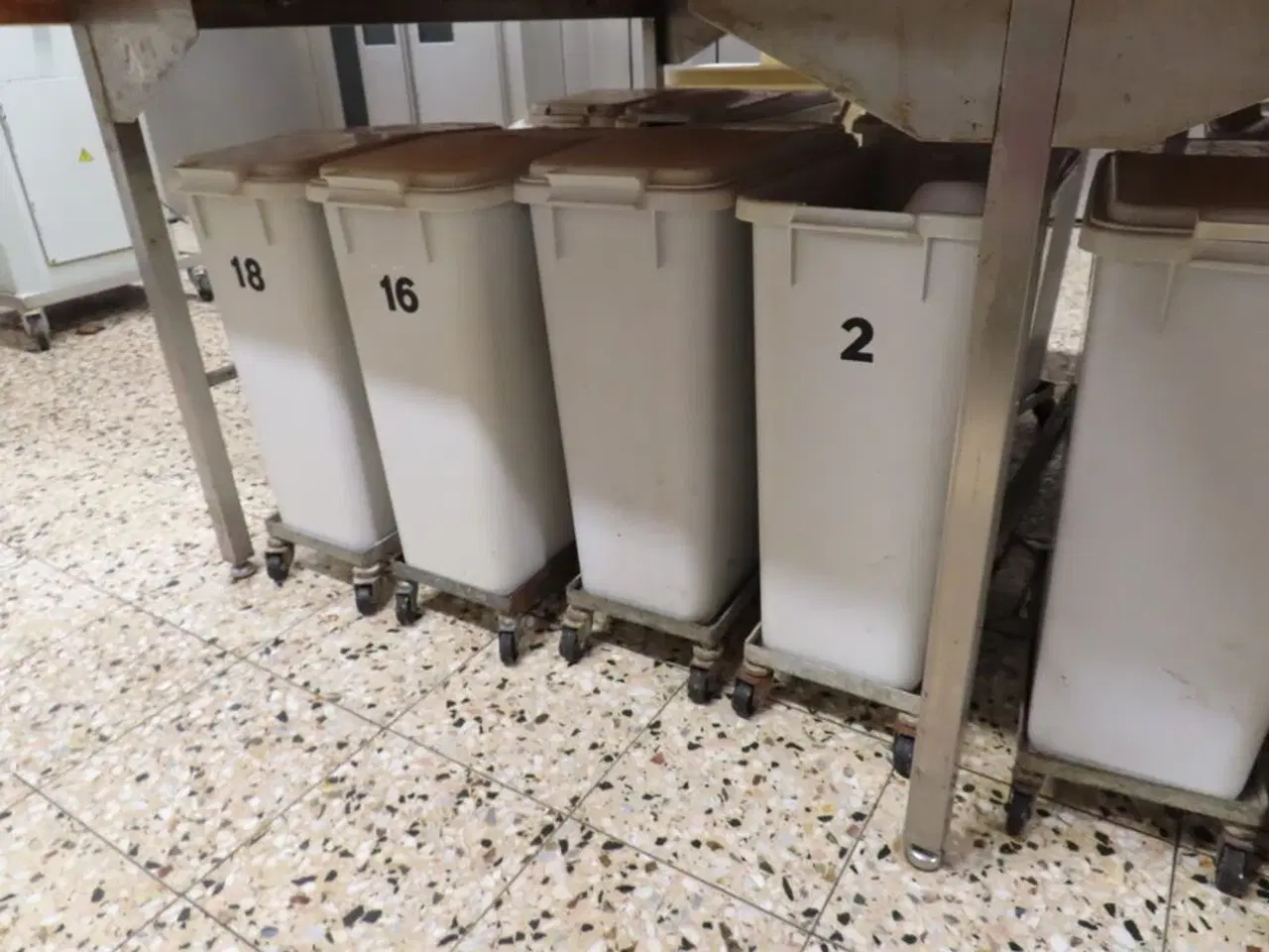 Billede 5 - Arbejdsbord med indhold